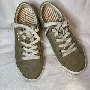 Taos shoes. Size 9- Brand New